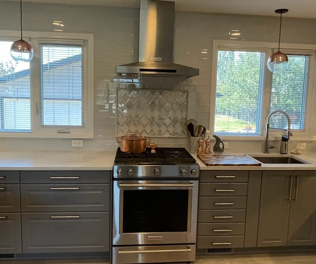 awe-inspiring kitchen backsplash installation completed by Tile Experts Contractor in Westbrook Estates with an inlay design over the stove.
